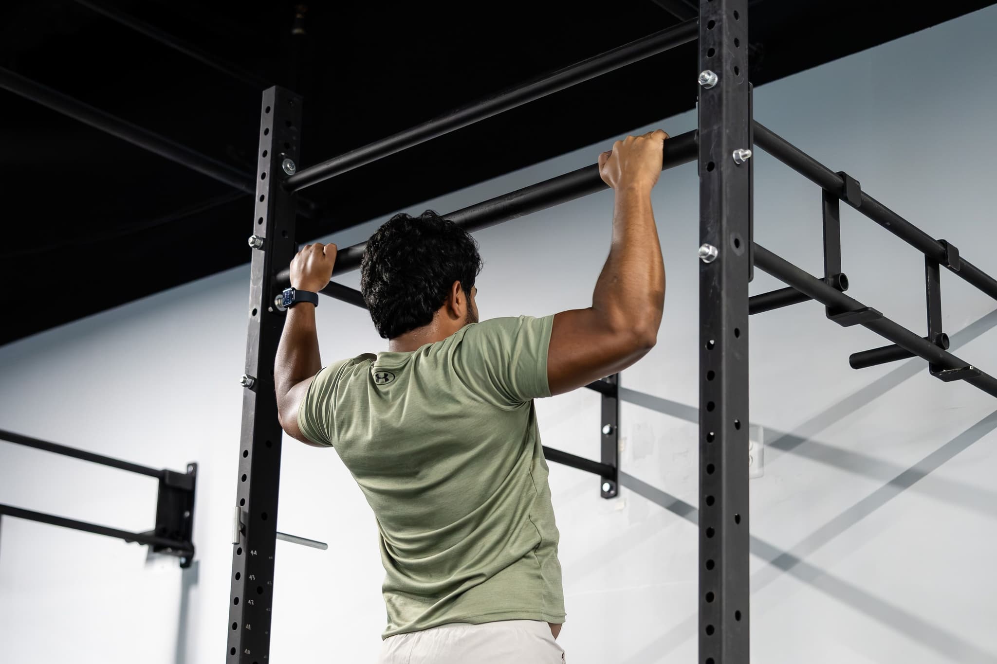 guy-pulling-up
