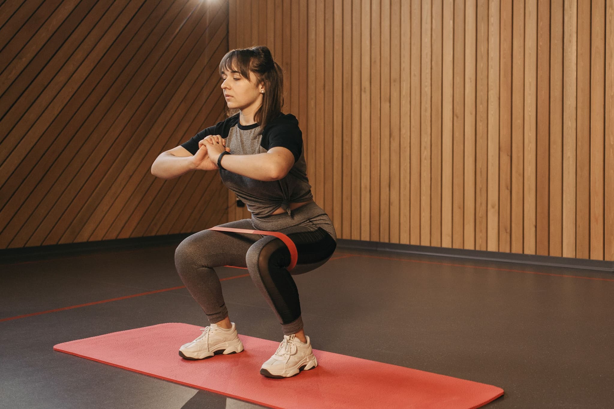 squat-with-band