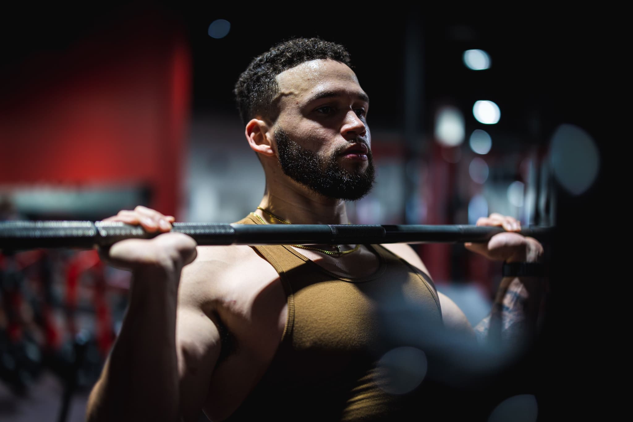 guy-at-weight-bar