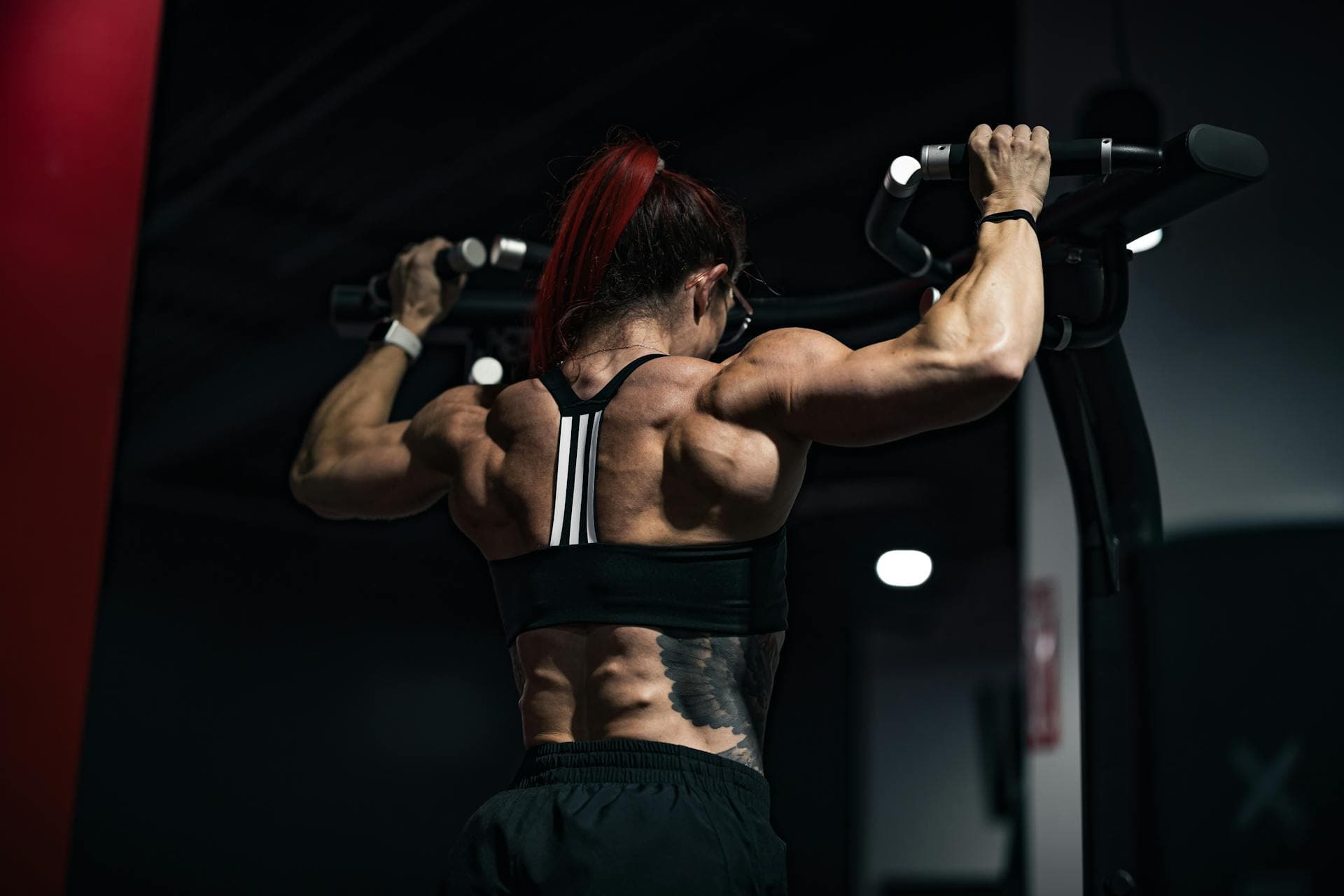 muscular-woman-pull-up